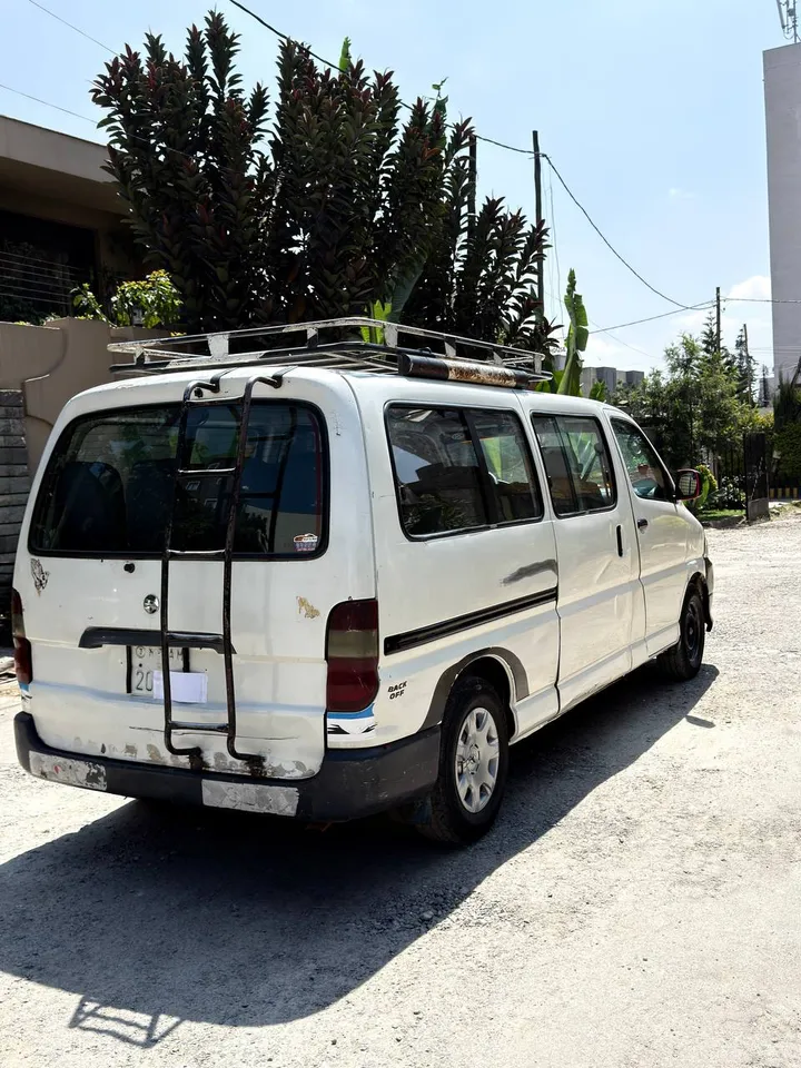 Toyota D4D 2007 Manual Van – photo 4