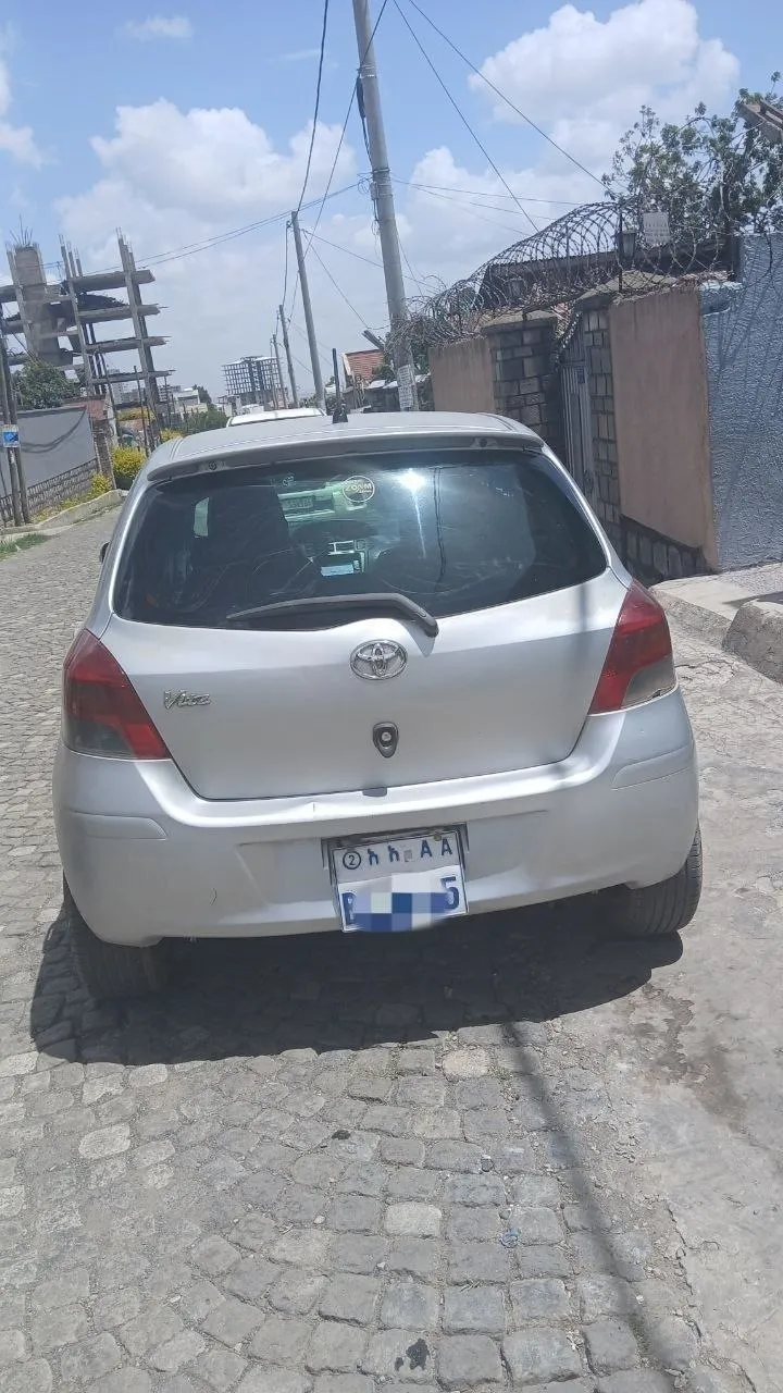 Toyota Compact Yaris 2010 Automatic – photo 3