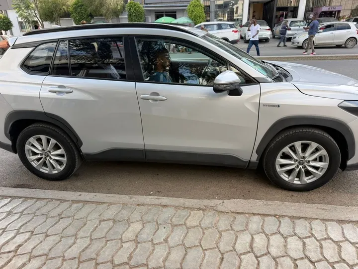 2023 Toyota Corolla Cross Hybrid – photo 4