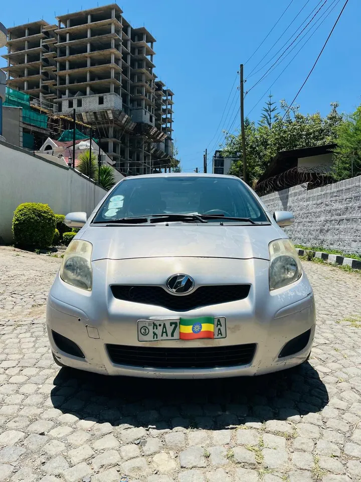 Toyota Yaris Compact 2010 – photo 3