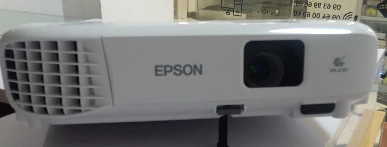 New Epson EB-E01 Projector – photo 4