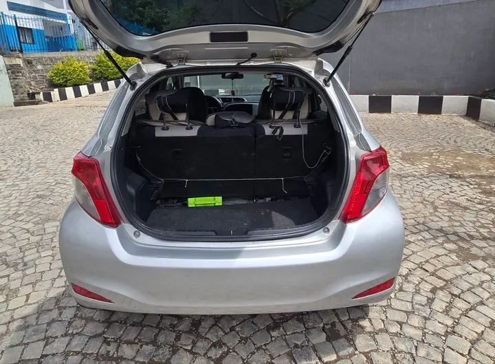 Toyota Yaris Compact 2012 Automatic – photo 7