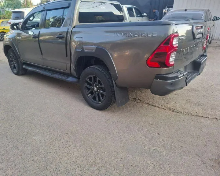 Toyota Hilux Invincible 2.8L Diesel – photo 3
