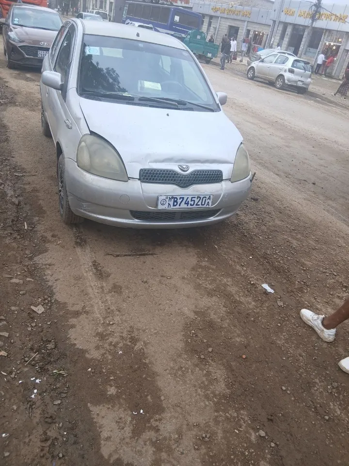 2001 Toyota Vitz Hatchback – photo 3