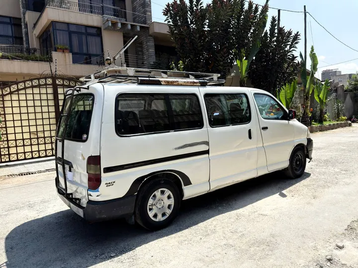 Toyota D4D 2007 Manual Van – photo 7