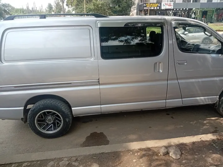 Silver Toyota Van 2011 – photo 3