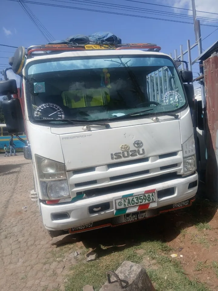 2017 Isuzu Cargo Truck – photo 3