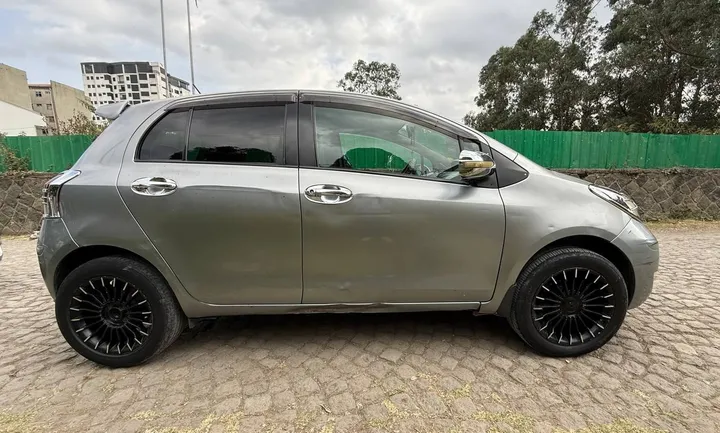 Toyota Compact 2010 Silver – photo 3