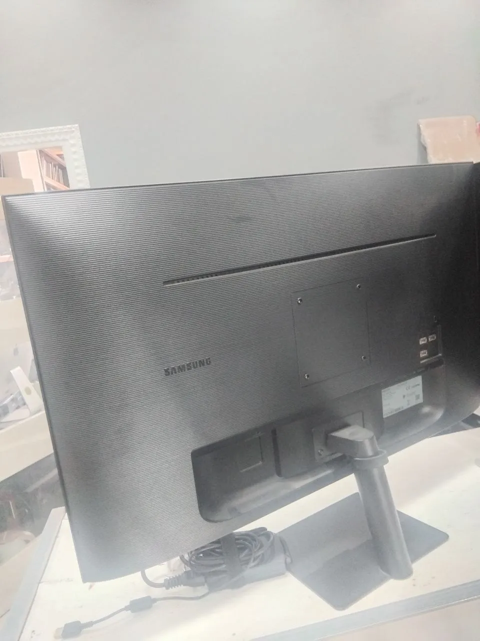 Samsung 32 inch 4K Frameless Monitor – photo 4