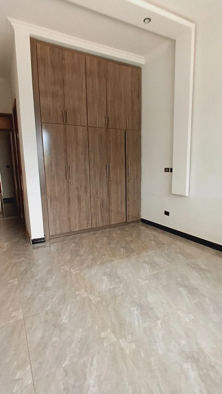 Modern 5-Bedroom Villa in Summit – photo 8
