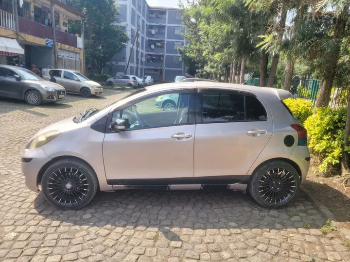 Toyota Yaris Compact 2010 – photo 4