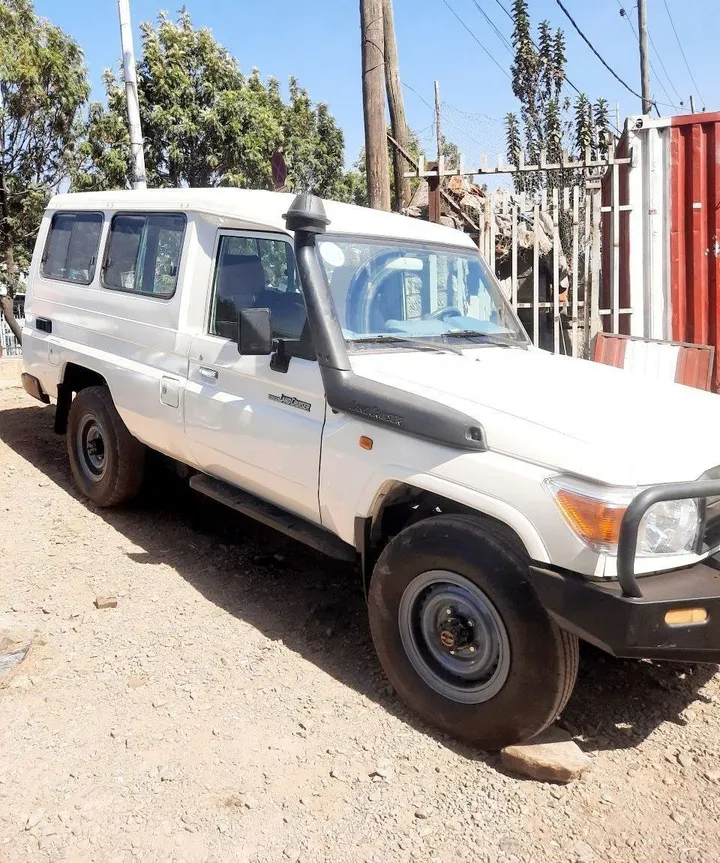 Toyota Land Cruiser Hard Top Ambulance – photo 3