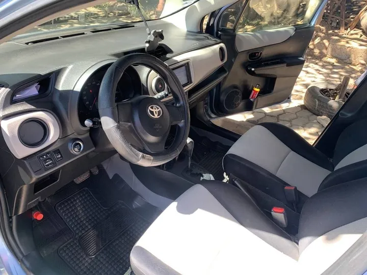 Toyota Yaris Compact 2012 Automatic – photo 5