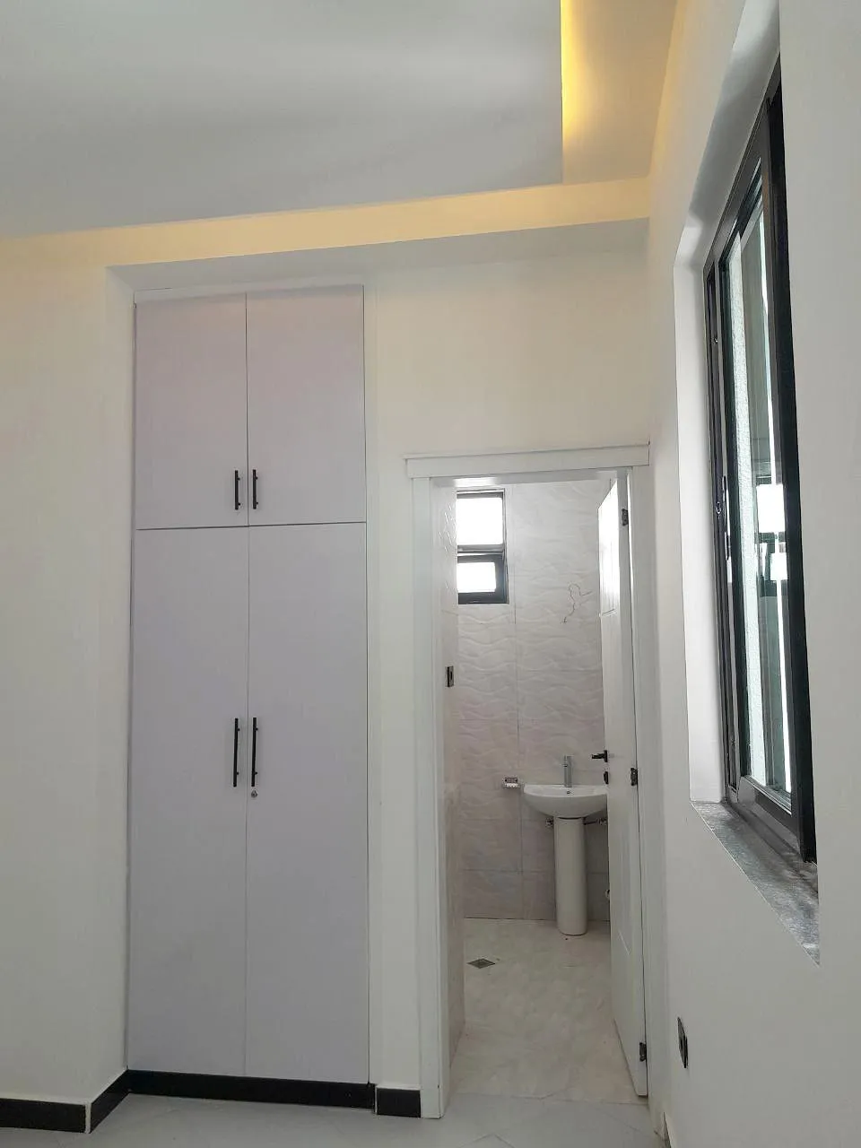 Modern 6-Bedroom Villa in Ayat – photo 3