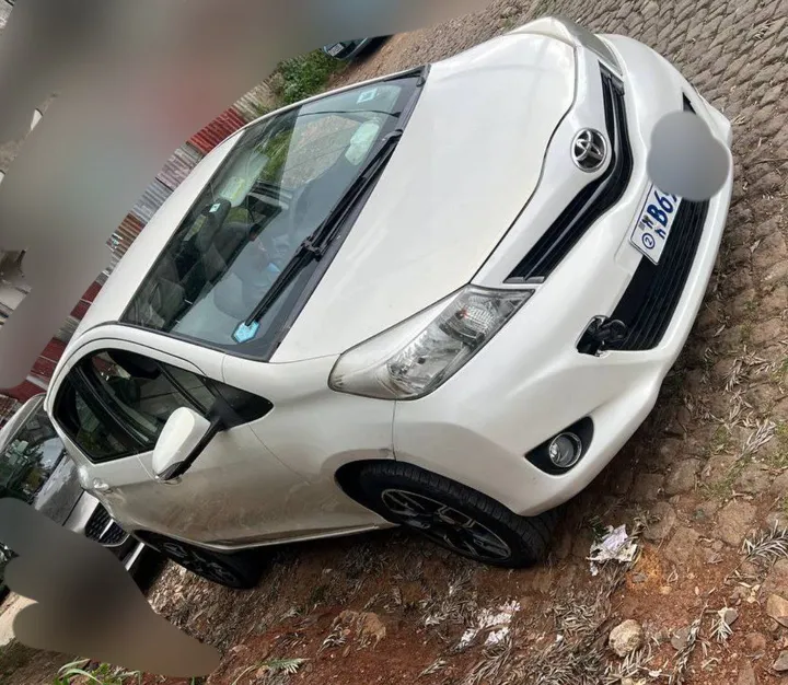 Toyota Yaris Compact 2012 Automatic – photo 3