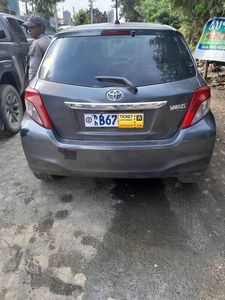 Toyota Yaris Compact 2012 – photo 3