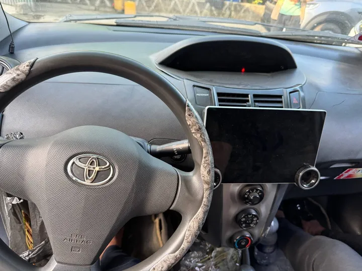 2010 Toyota Yaris Compact – photo 3