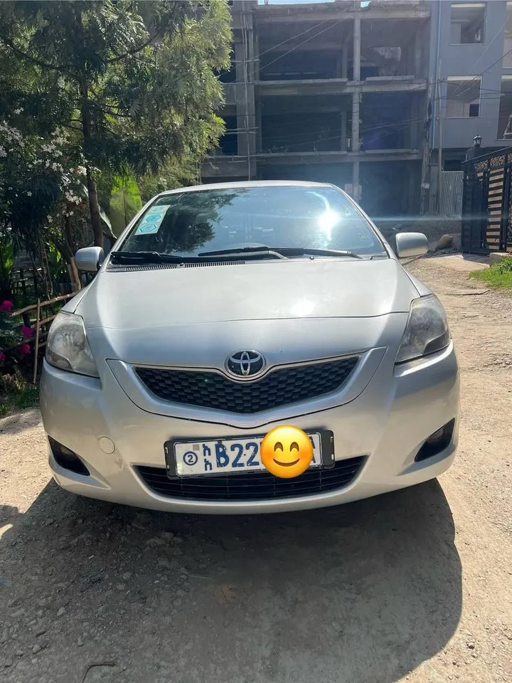 Toyota Yaris Sedan 2009 Silver – photo 3