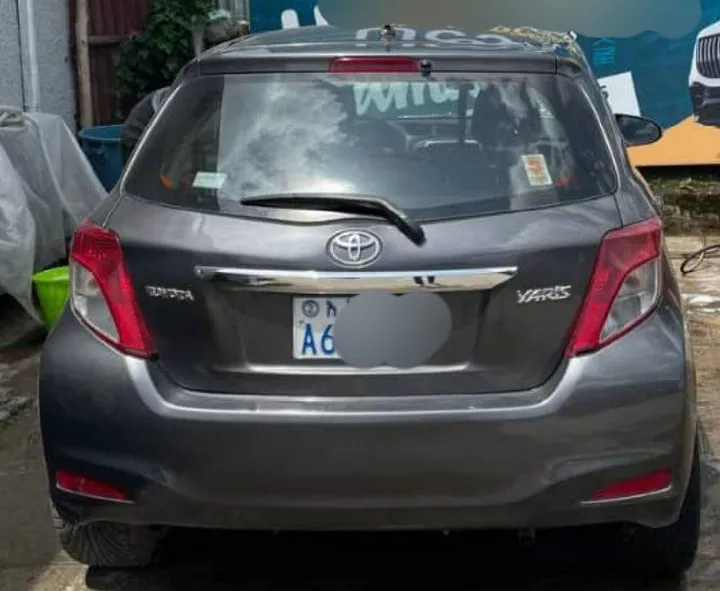 Toyota Yaris Compact 2012 – photo 4