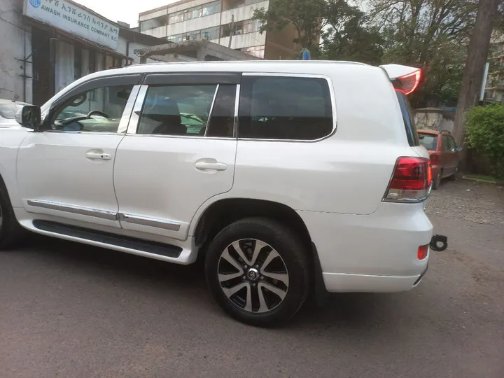 Toyota Land Cruiser V8 VXR – photo 3