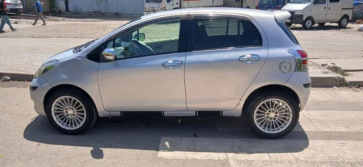Toyota Yaris Compact 2010 – photo 4