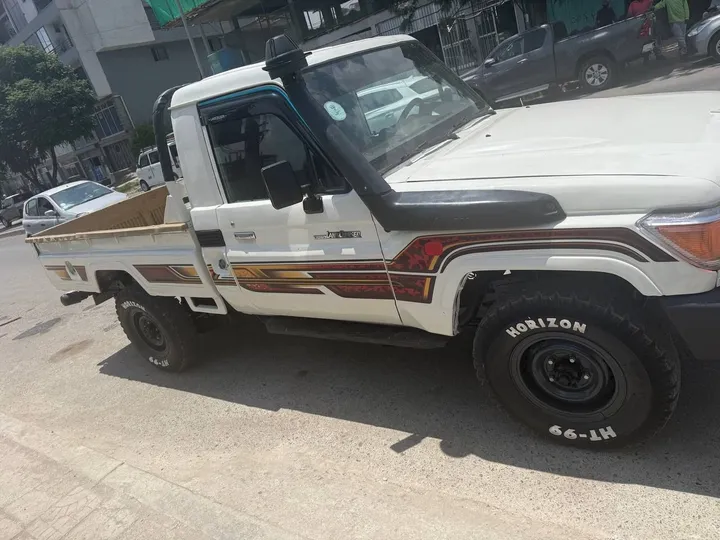 Toyota Land Cruiser Pickup 2015 – photo 4
