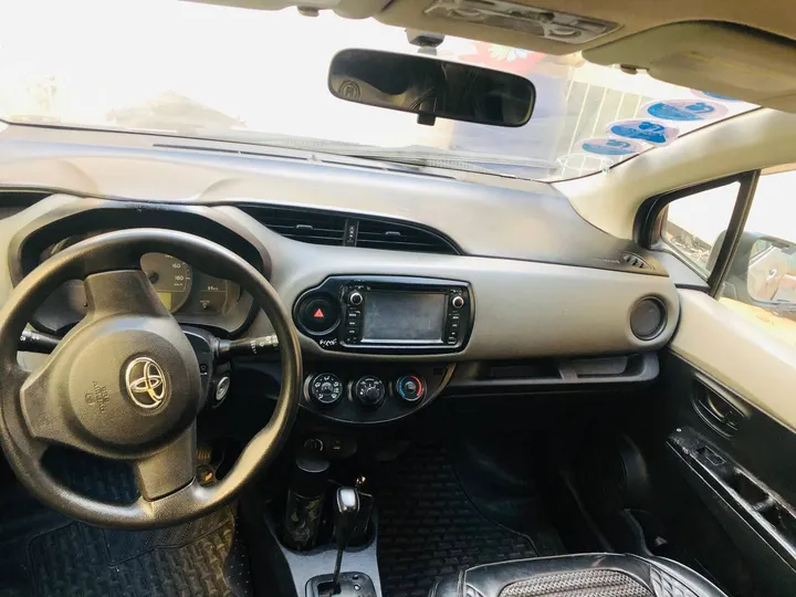 Toyota Yaris Compact 2011 – photo 4