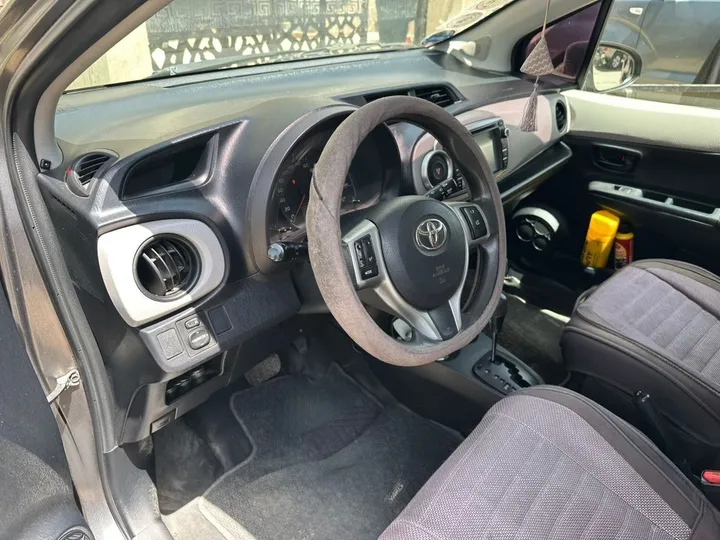 Toyota Yaris 4-Cylinder 2012 – photo 5