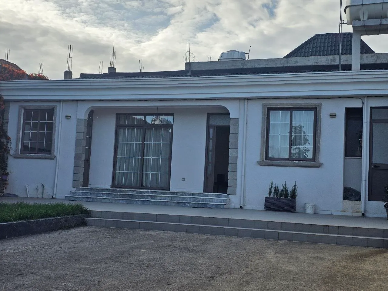 350 sqm House for Sale in Summit – photo 3