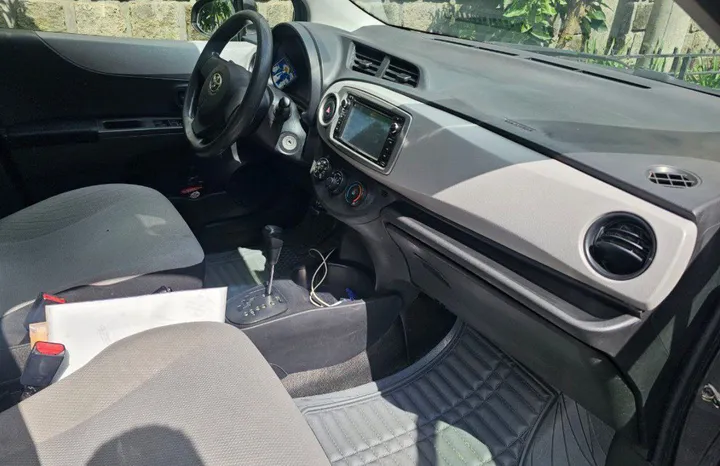 Toyota Yaris Compact 2011 Automatic – photo 3