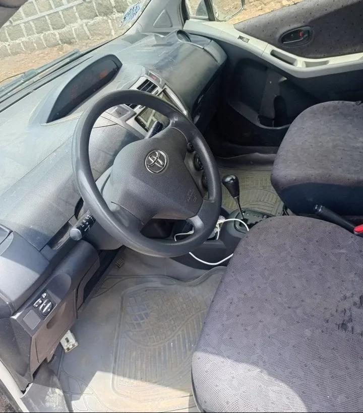 Toyota Yaris Compact 2010 Automatic – photo 4
