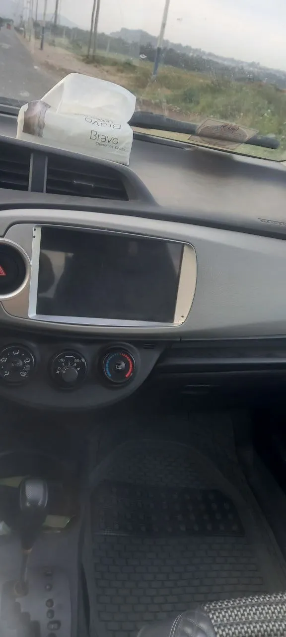 Toyota Yaris Compact 2012 – photo 6