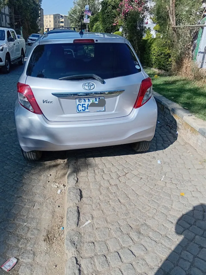 Toyota Yaris Compact 2011 Automatic – photo 4