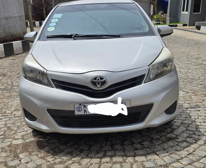 Toyota Yaris Compact 2012 Automatic – photo 6
