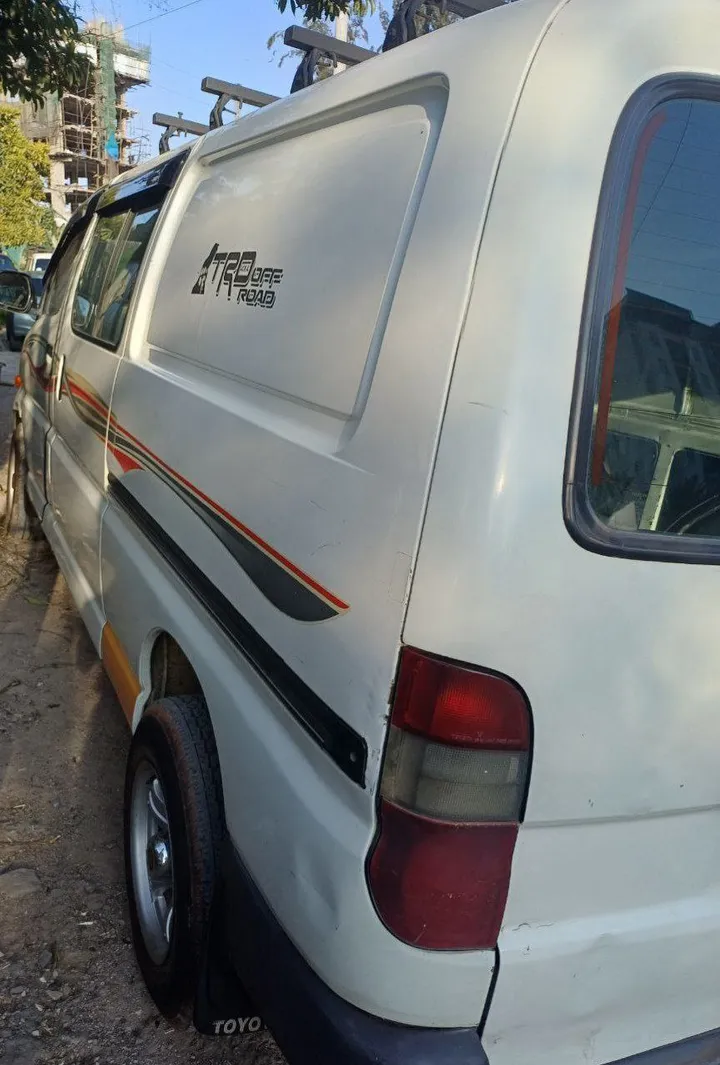 Toyota Hiace Dolphin Half Van – photo 4
