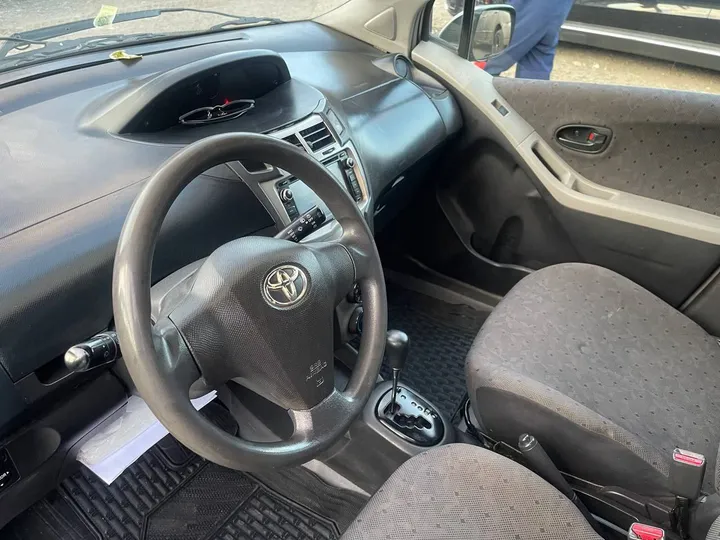 Toyota Yaris Compact 2010 Automatic – photo 3