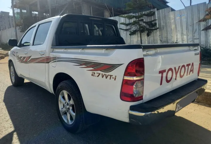 Toyota Hilux 2WD Petrol Pickup – photo 3