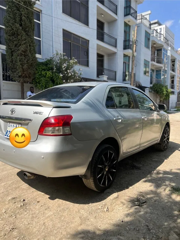 Toyota Yaris Sedan 2009 Silver – photo 4
