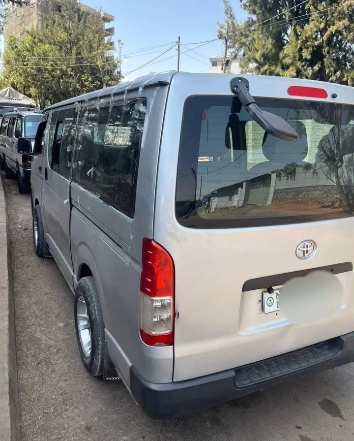 Toyota Hiace Van 2007 Automatic – photo 3