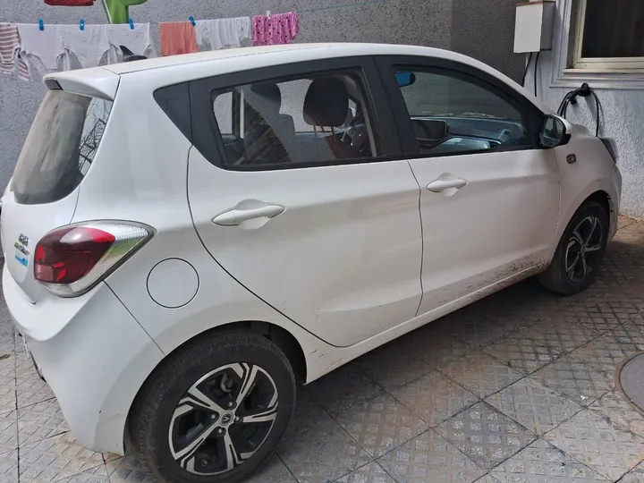 2024 White Hatchback Car – photo 3