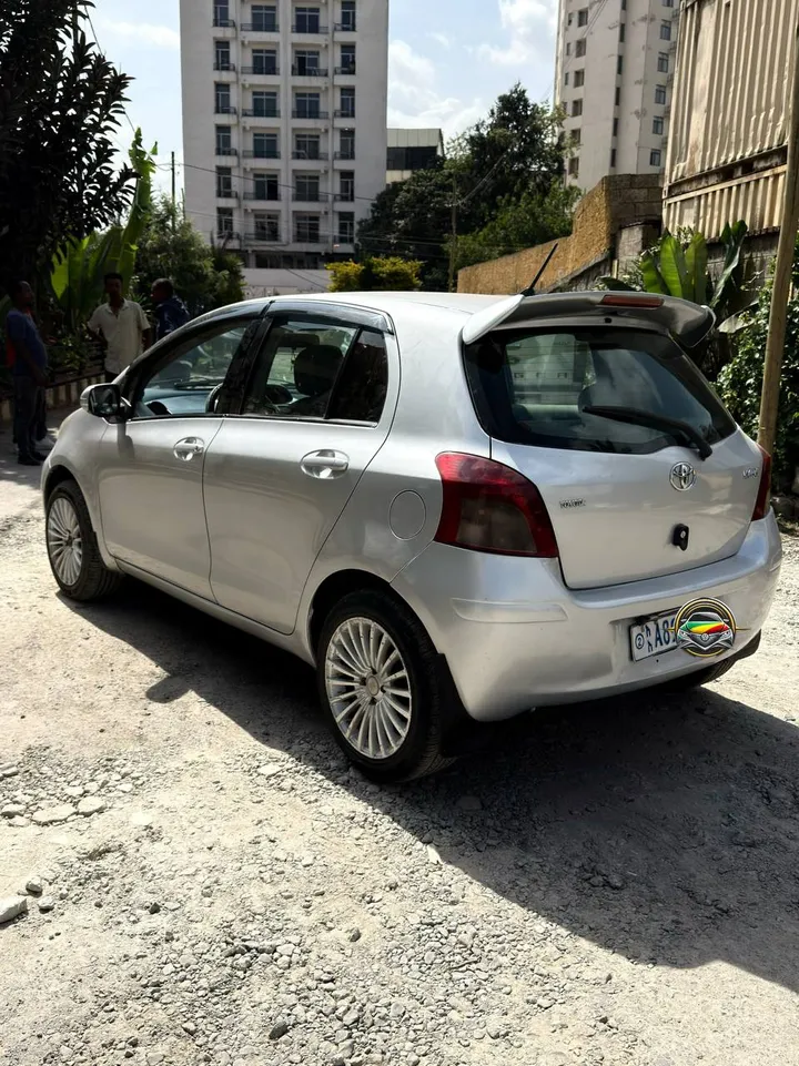 Toyota Yaris Compact 2009 – photo 4