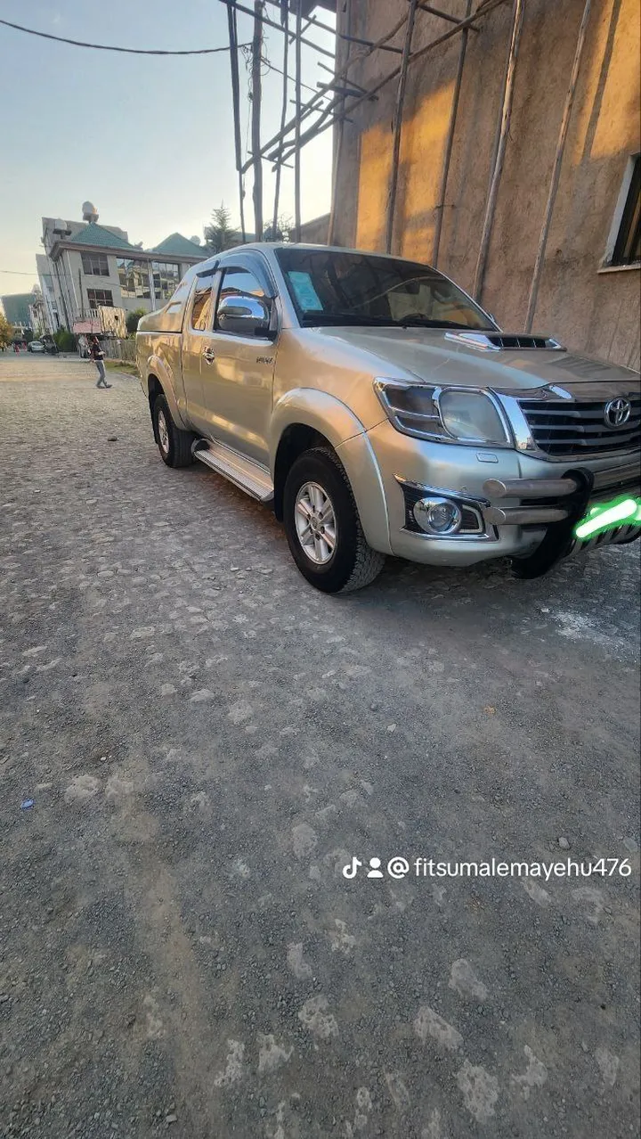 Toyota Hilux 2012 Diesel Pickup – photo 4
