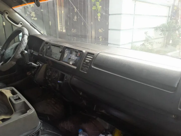 Toyota Hiace White Van – photo 4