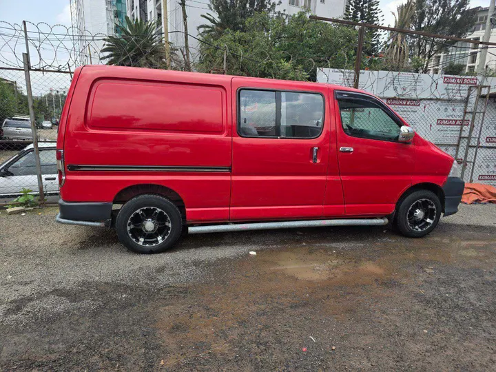 Toyota Hiace Dolphin 2010 Diesel Van – photo 3