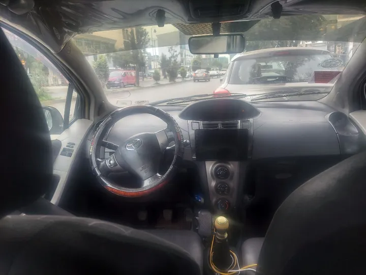 Toyota Yaris Compact 2009 – photo 3