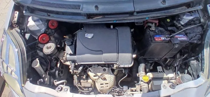Toyota Yaris Compact 2010 – photo 3