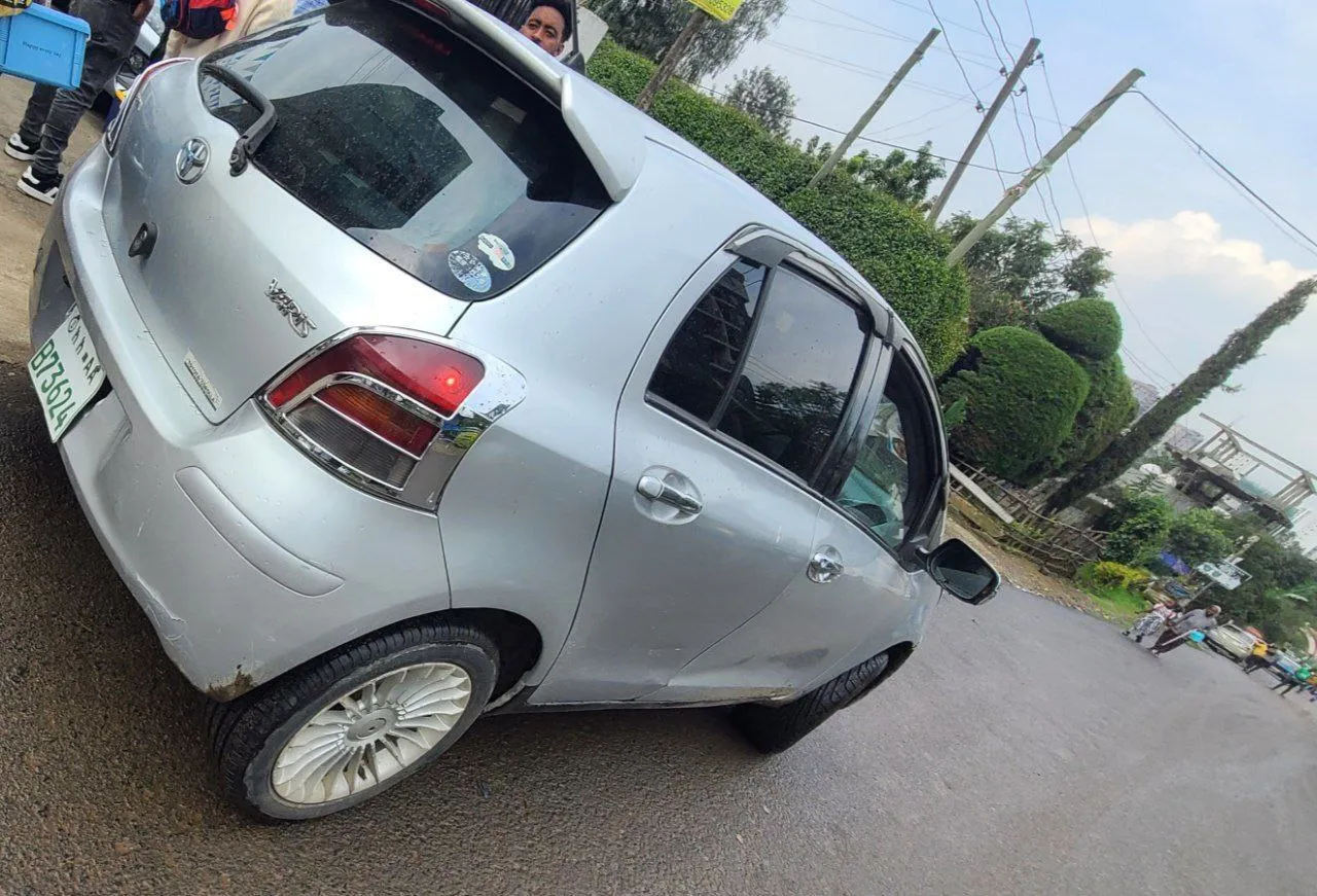 Toyota Yaris Compact 2010 – photo 3