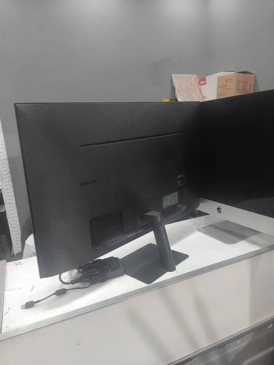 Samsung 32 inch 4K Frameless Monitor – photo 3