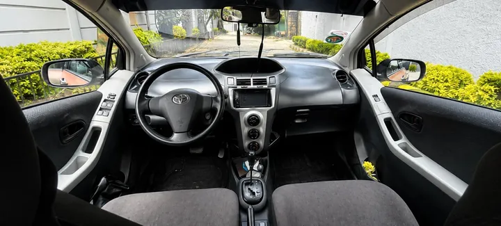 Toyota Yaris Compact 2009 – photo 4