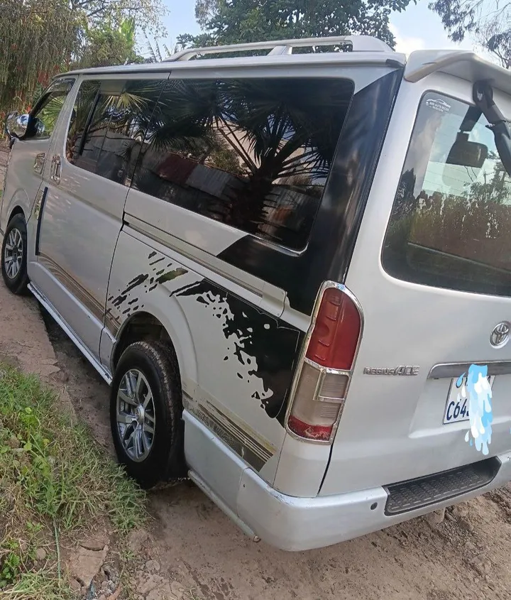 Toyota Hiace 2007 Automatic Van – photo 4